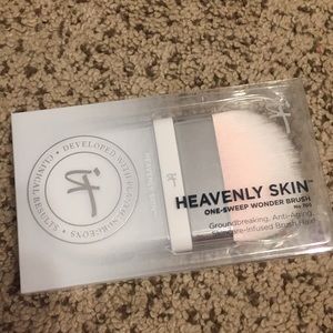 It Cosmetics Heavenly One-Sweep Wonder Brush #705